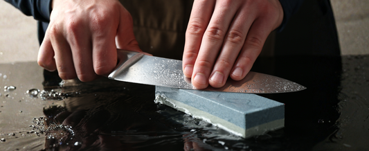 Najczęstsze błędy przy ostrzeniu noży na kamieniach wodnych i jak ich unikać