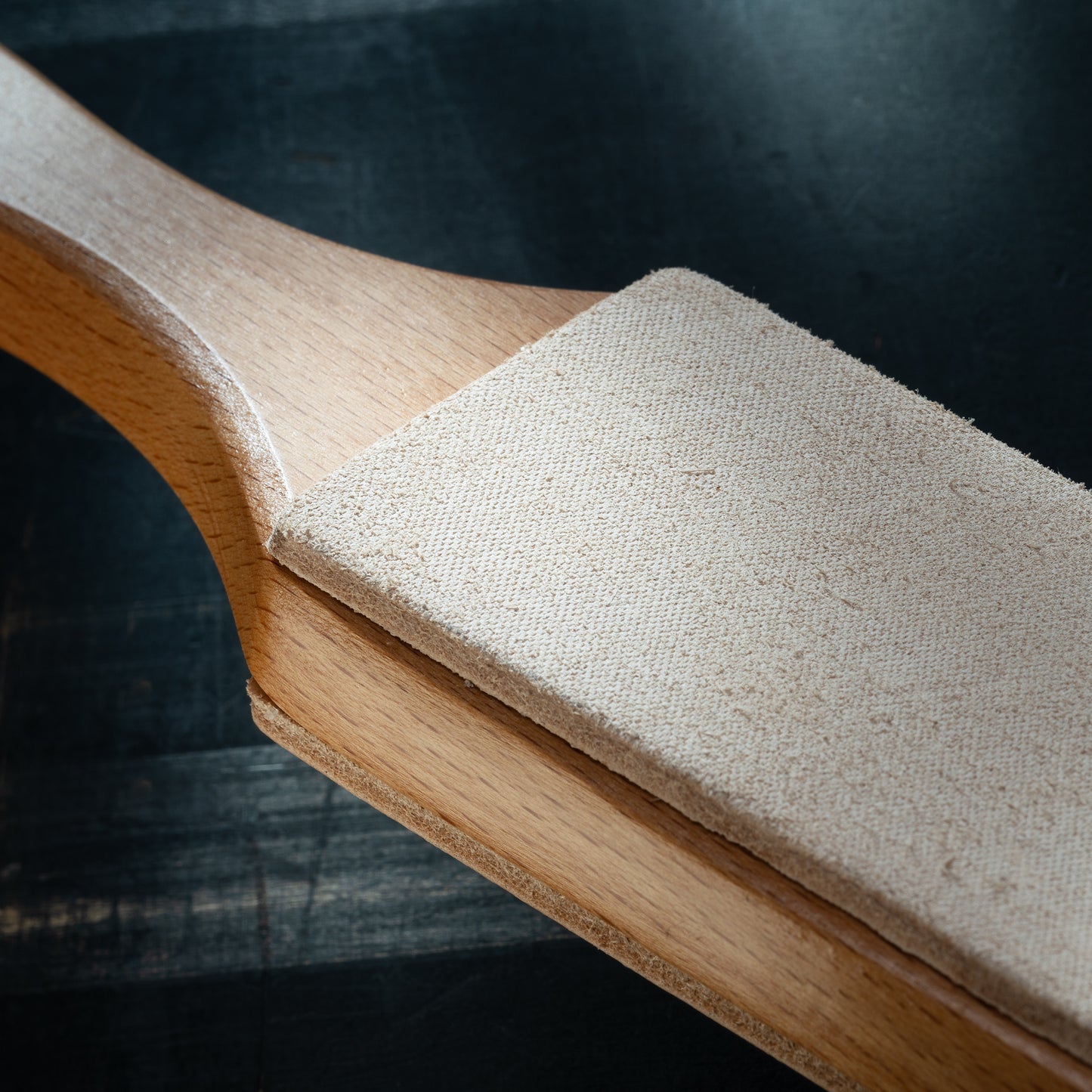 Double-sided leather strop for polishing knives, with a set of honing compounds