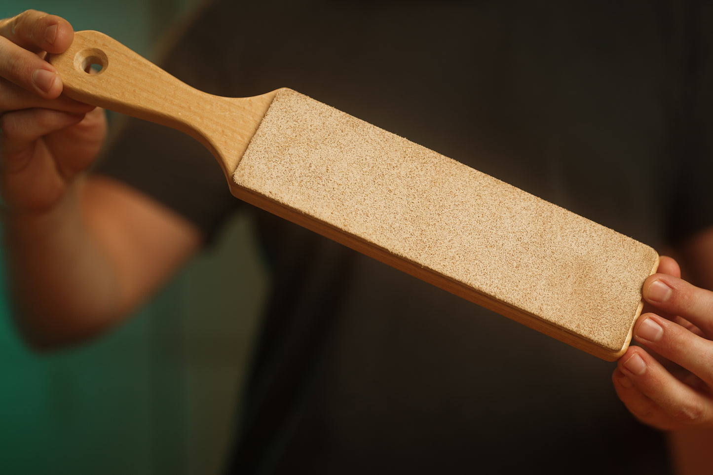 Double-sided leather strop for polishing knives, with a set of honing compounds