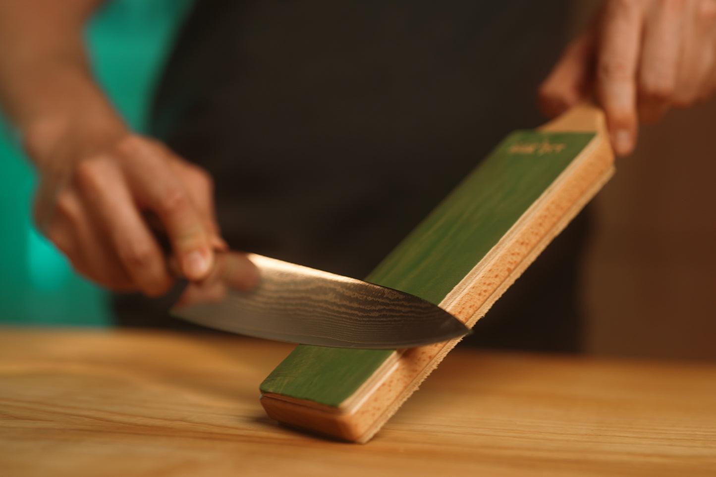 Double-sided leather strop for polishing knives, with a set of honing compounds