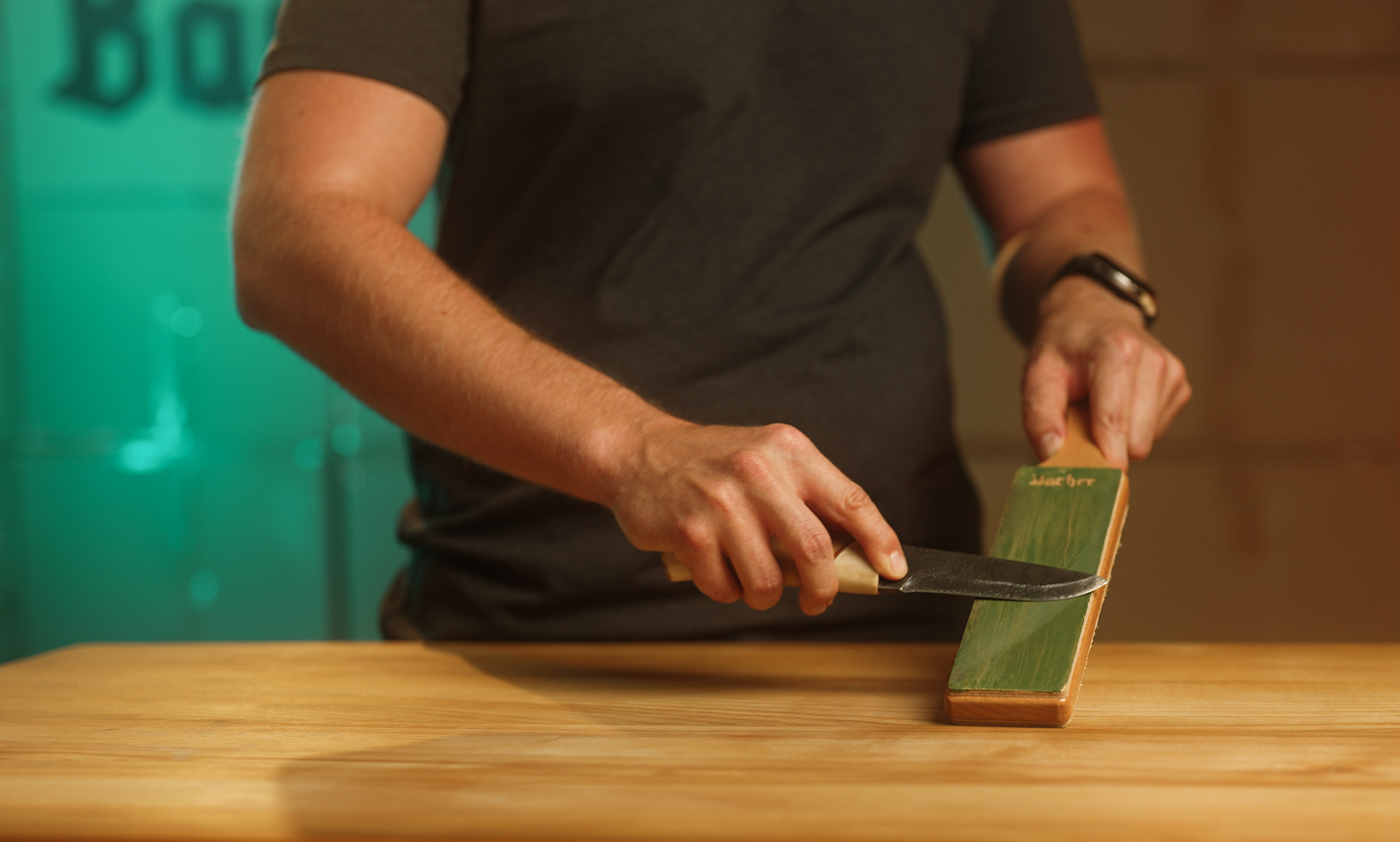 Double-sided leather strop for polishing knives, with a set of honing compounds